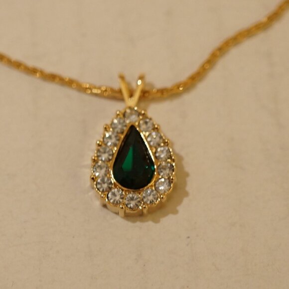 VINTAGE AVON EMERALD GREEN CRYSTAL TEARDROP NECKLACE - Picture 9 of 12